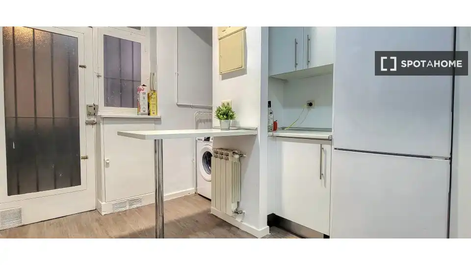 Kitchen of Flat for share in Madrid  with Air Conditioner, Heating and Furnished
