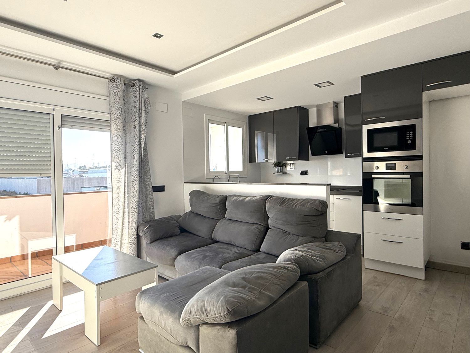 Sala de estar de Piso de alquiler en Sant Boi de Llobregat con Aire acondicionado, Calefacción y Parquet