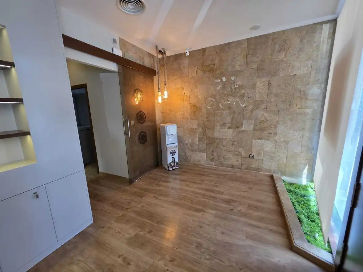Local comercial de lloguer a Av. de Ansaldo