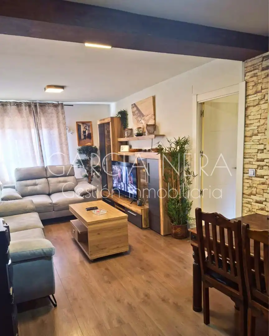 Sala d'estar de Pis en venda en Oviedo  amb Calefacció, Parquet i Moblat