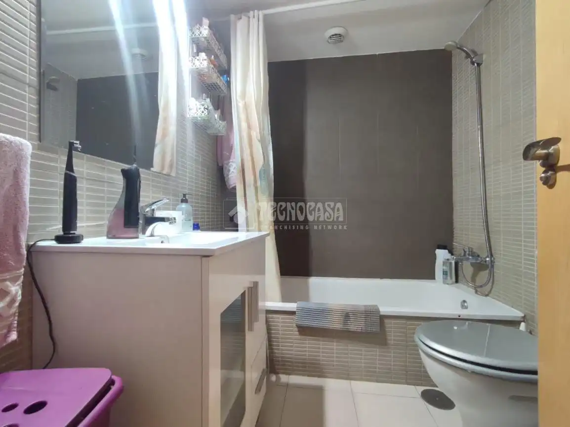 Bathroom of Flat for sale in Sevilla  with Air Conditioner