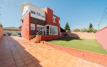 Vista exterior de Casa o xalet en venda en Sevilla la Nueva amb Aire condicionat, Terrassa i Piscina