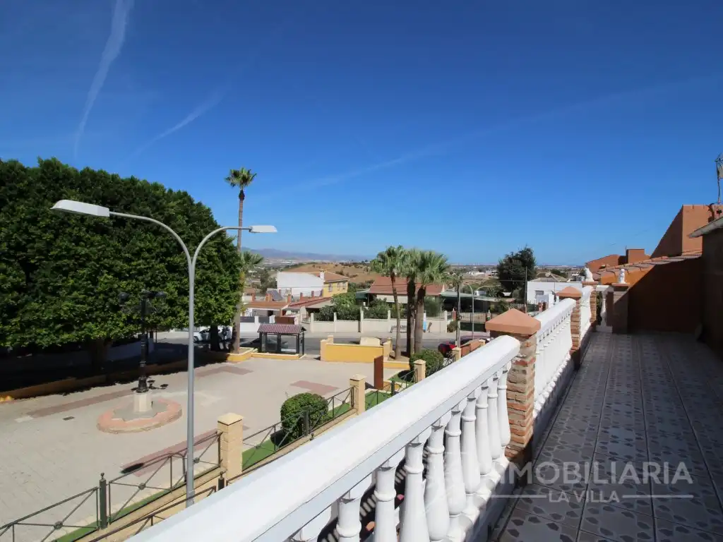Vista exterior de Casa o xalet en venda en Alhaurín de la Torre amb Aire condicionat, Forn i Rentadora