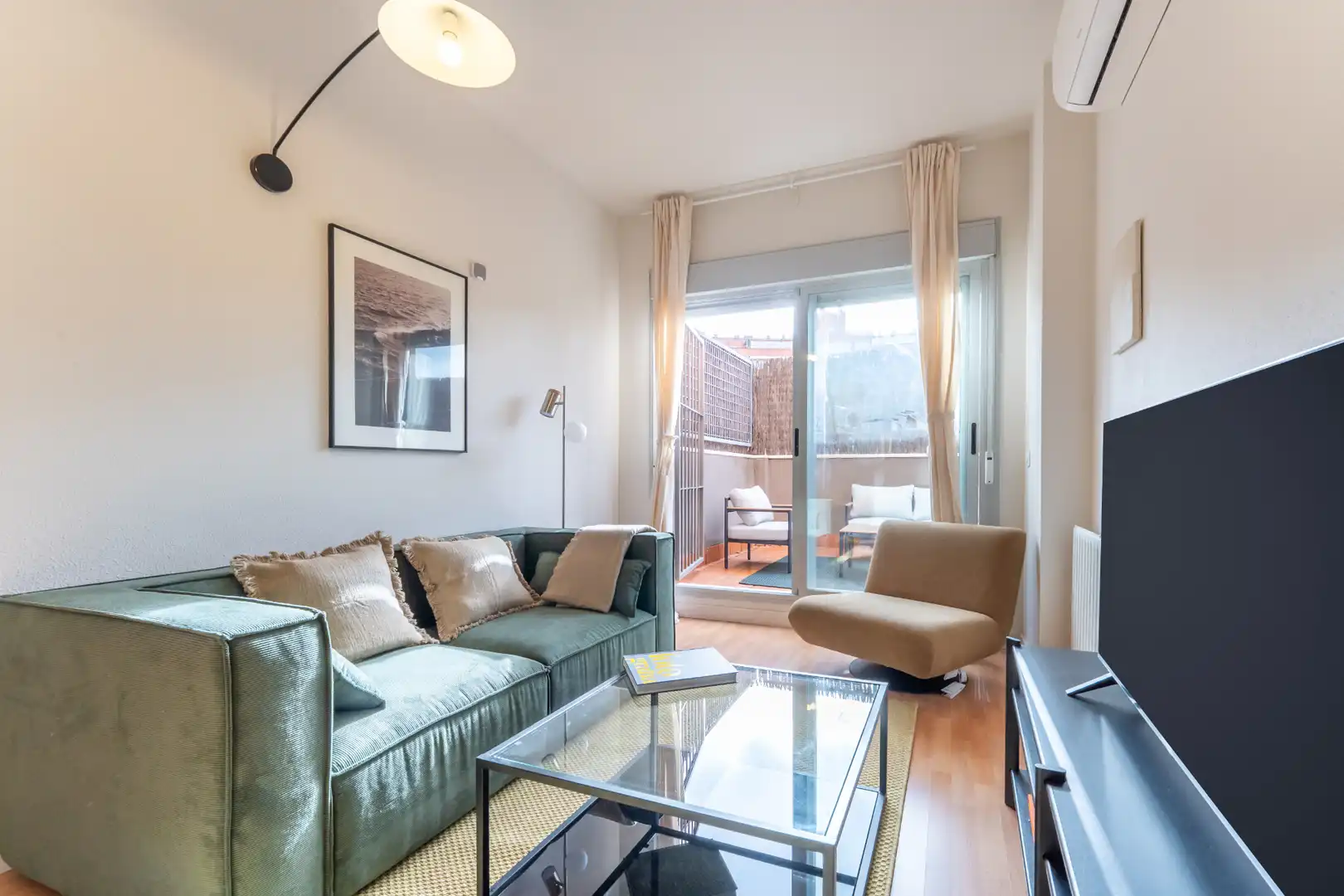 Living room of Ground floor for rent in Madrid  with Air Conditioner, Heating and Parquet flooring