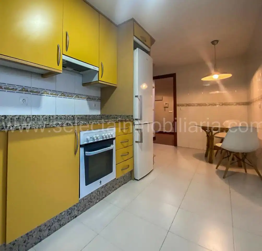 Küche von Wohnung zur Miete in Pontevedra Capital  mit Heizung, Parkett und Abstellraum