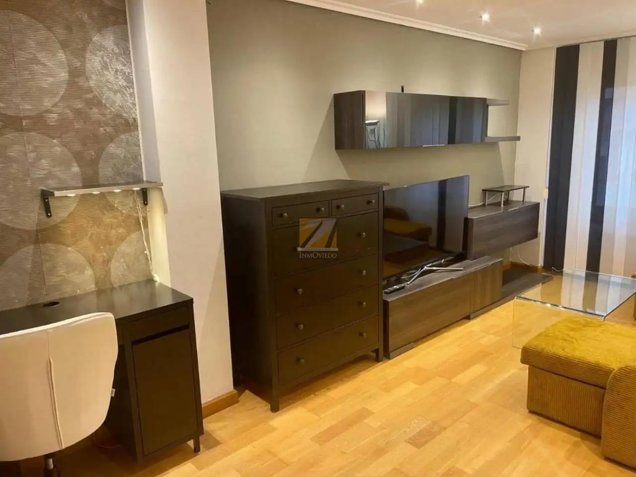 Sala d'estar de Pis de lloguer en Oviedo  amb Calefacció, Parquet i Moblat