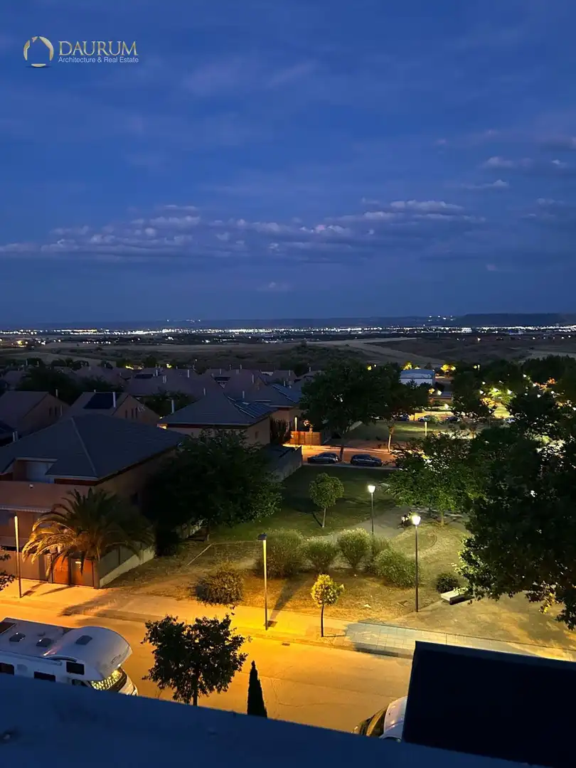 Vista exterior de Àtic en venda en Paracuellos de Jarama amb Aire condicionat, Calefacció i Terrassa