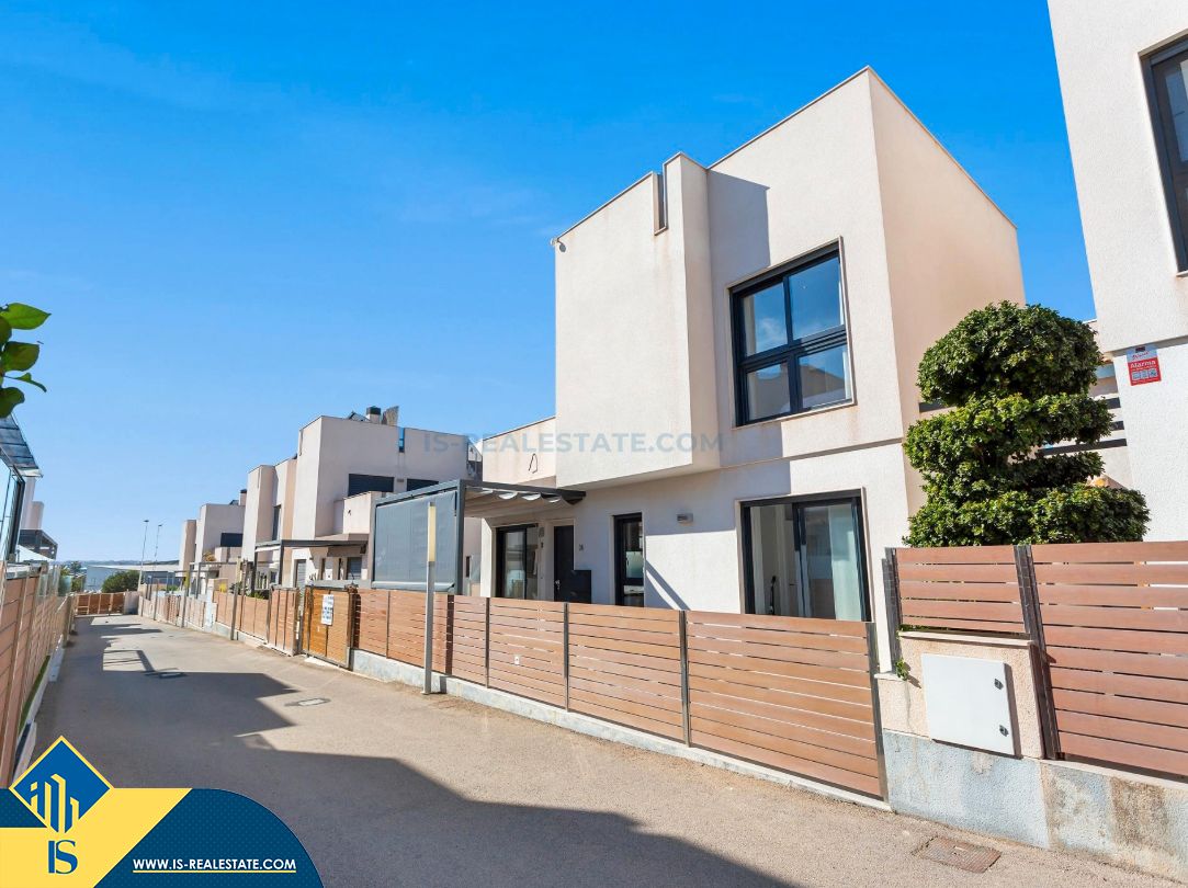 Exterior view of House or chalet for sale in Torrevieja  with Air Conditioner, Heating and Private garden