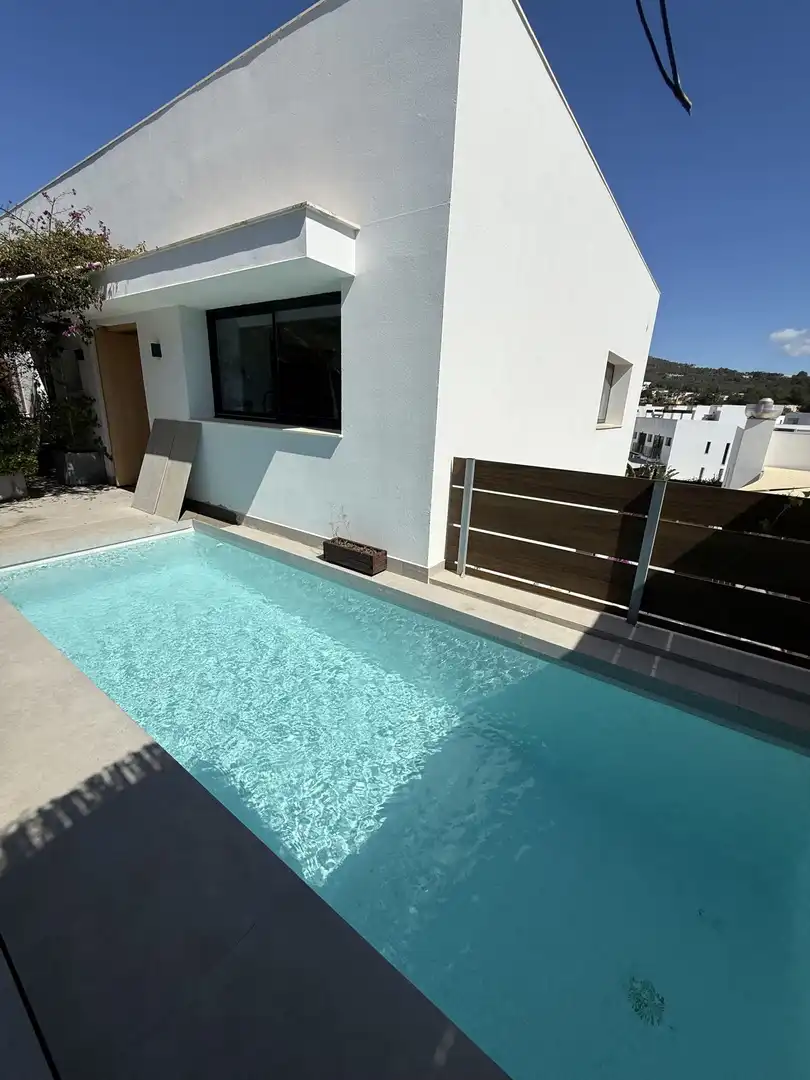 Piscina de Casa adosada en venda en Santa Eulària des Riu amb Aire condicionat, Calefacció i Jardí privat