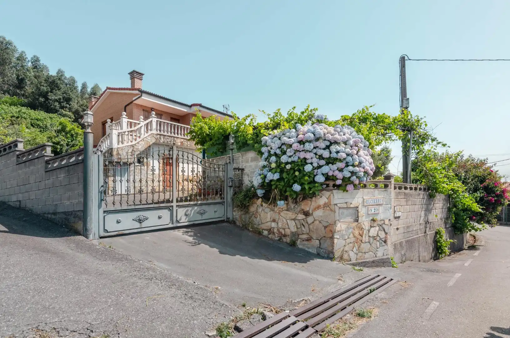 Vista exterior de Casa o xalet en venda en Gijón  amb Calefacció, Jardí privat i Terrassa