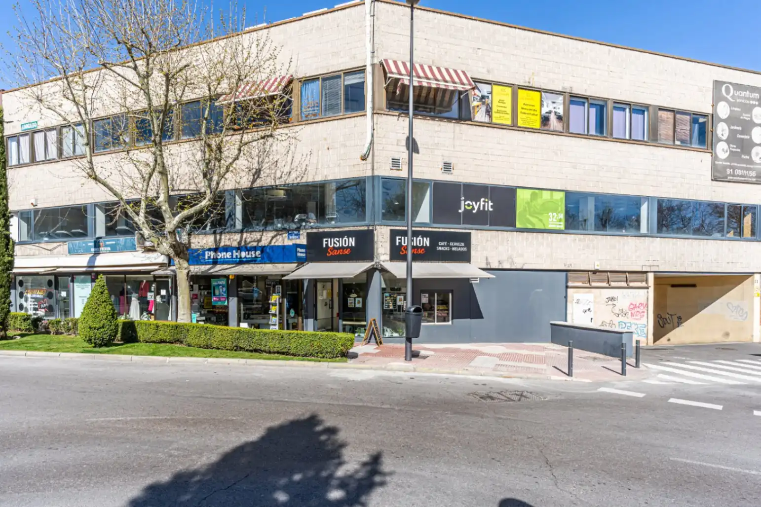 Vista exterior de Local en venda en San Sebastián de los Reyes amb Aire condicionat
