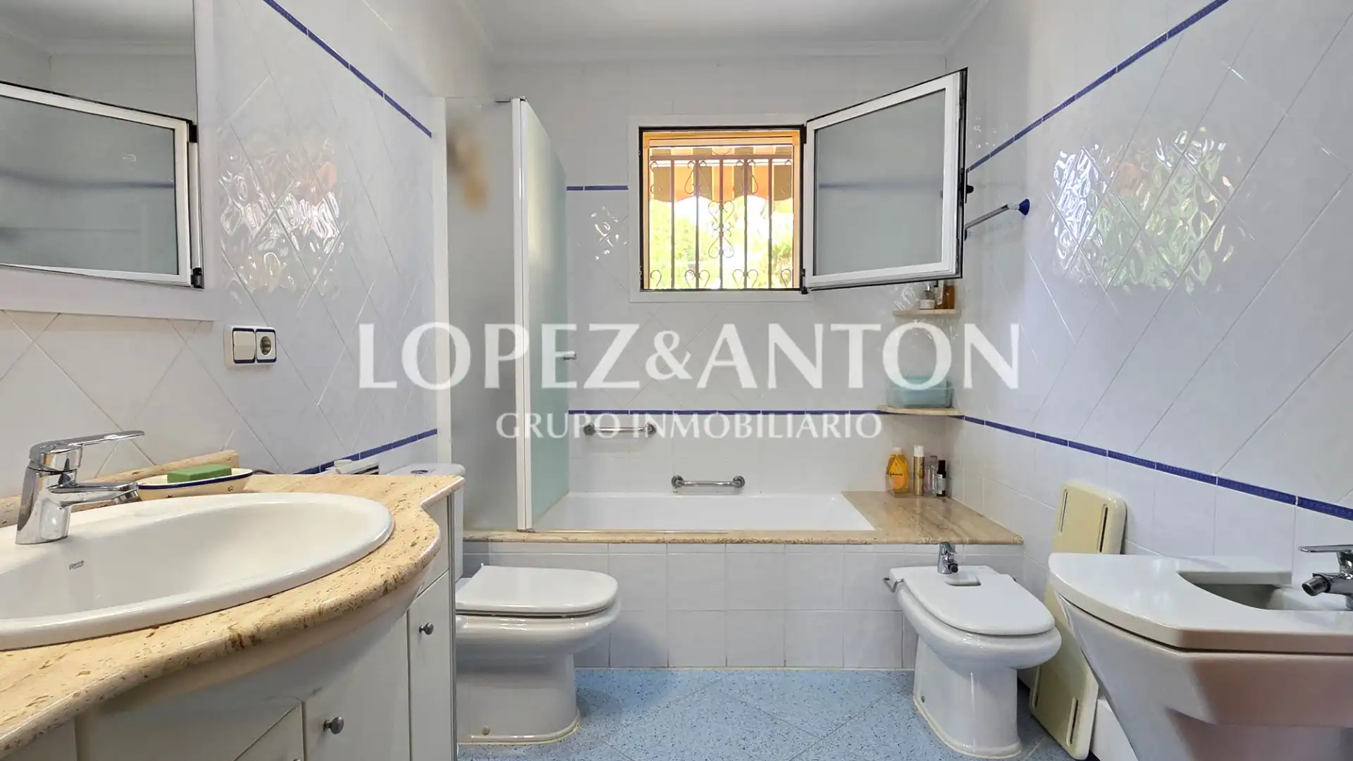 Bathroom of Houses for sale in L'Eliana  with Air Conditioner, Private garden and Terrace