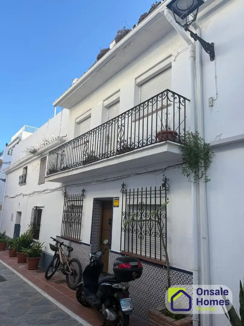 Vista exterior de Casa adosada en venda en Marbella amb Jardí privat i Balcó
