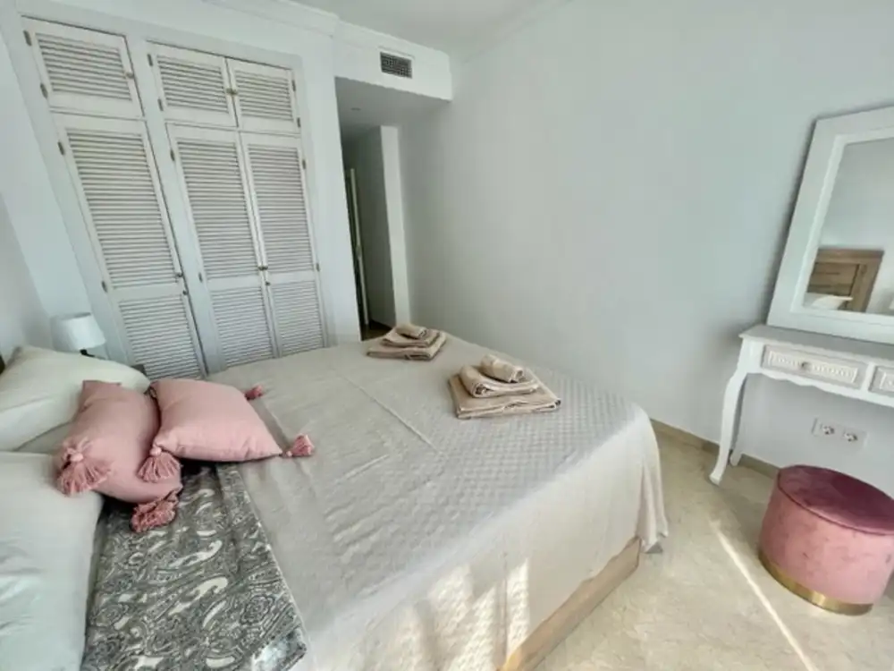 Habitación de Apartamento de alquiler en Estepona con Aire acondicionado, Terraza y Piscina