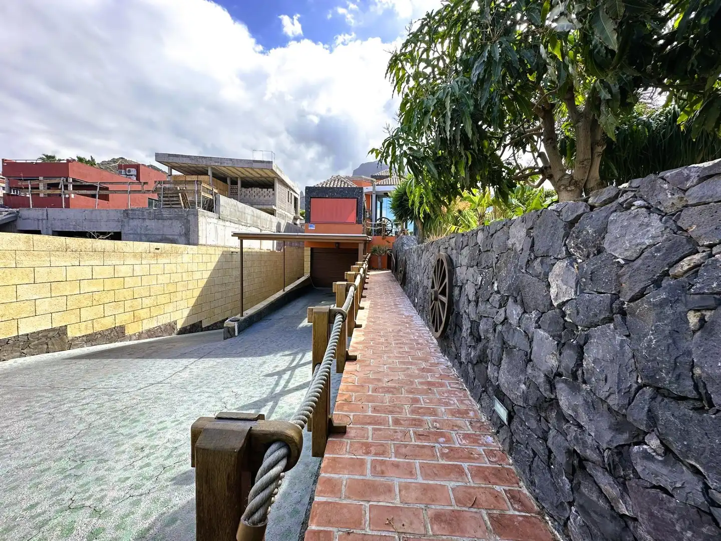 Vista exterior de Casa o xalet en venda en Adeje amb Aire condicionat, Calefacció i Jardí privat