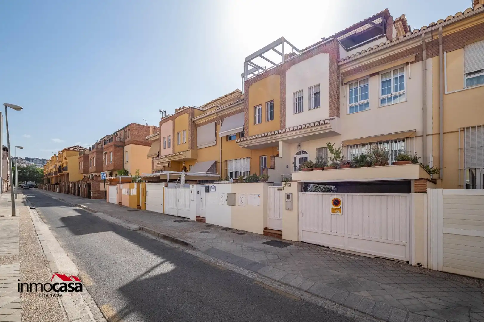 Außenansicht von Einfamilien-Reihenhaus zum Verkauf in Granada mit Klimaanlage