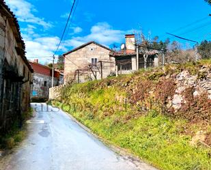 Vista exterior de Finca rústica en venda en Campo Lameiro amb Jardí privat