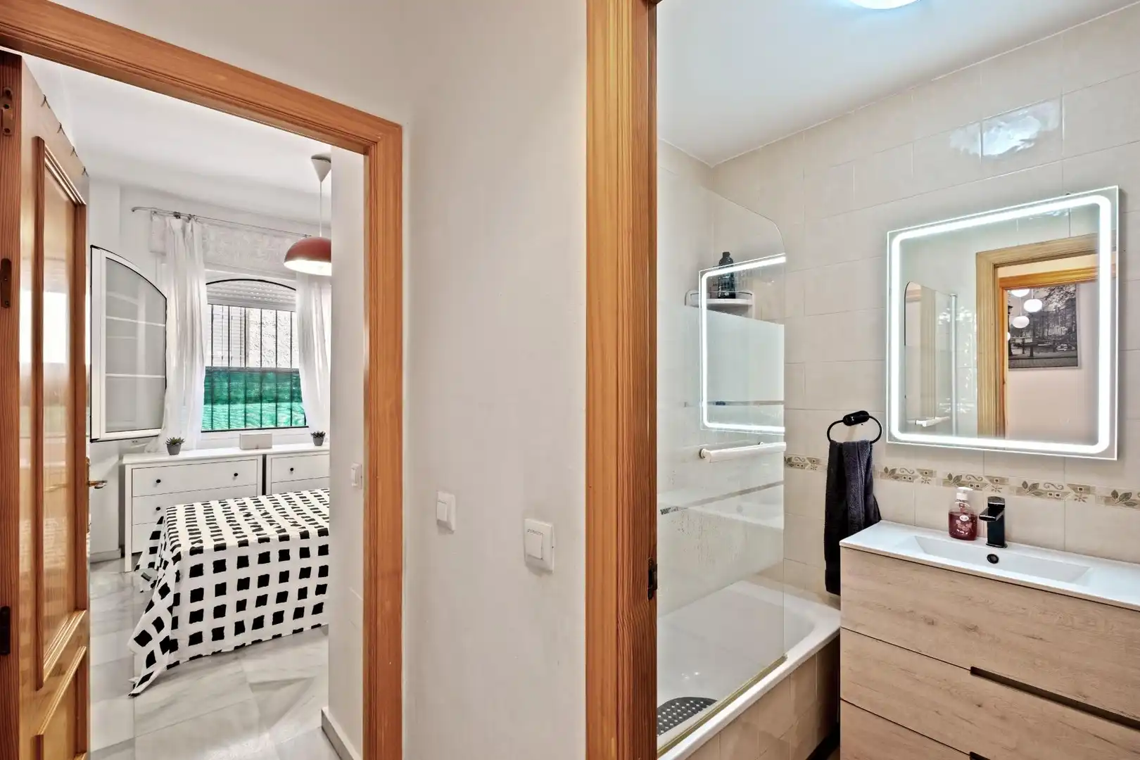 Badezimmer von Erdgeschoss zum Verkauf in Málaga mit Klimaanlage und Heizung