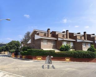 Vista exterior de Casa adosada en venda en Sant Cugat del Vallès amb Terrassa, Piscina i Balcó