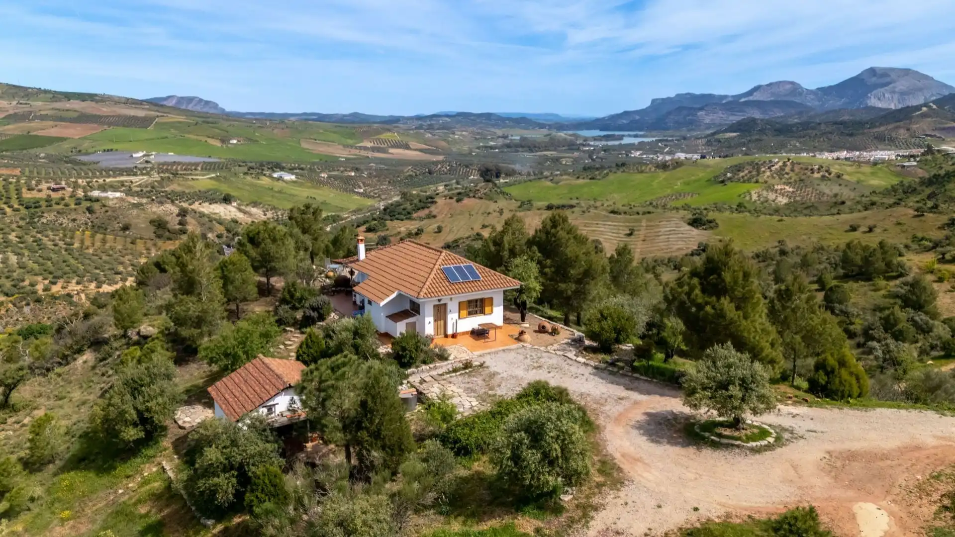 Casa rústica con piscina en venta en Ardales
