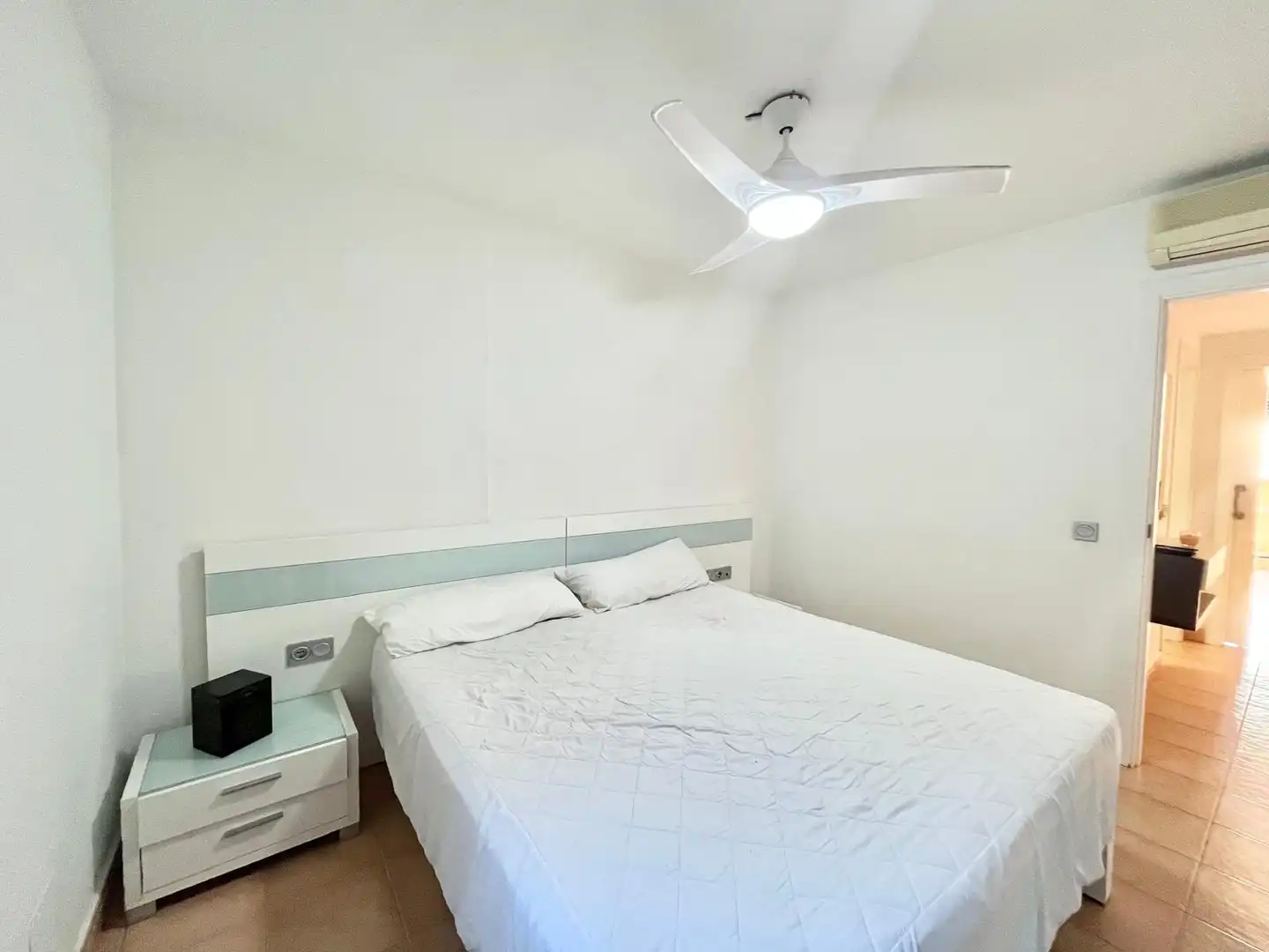 Dormitori de Apartament de lloguer en La Manga del Mar Menor amb Aire condicionat, Calefacció i Piscina