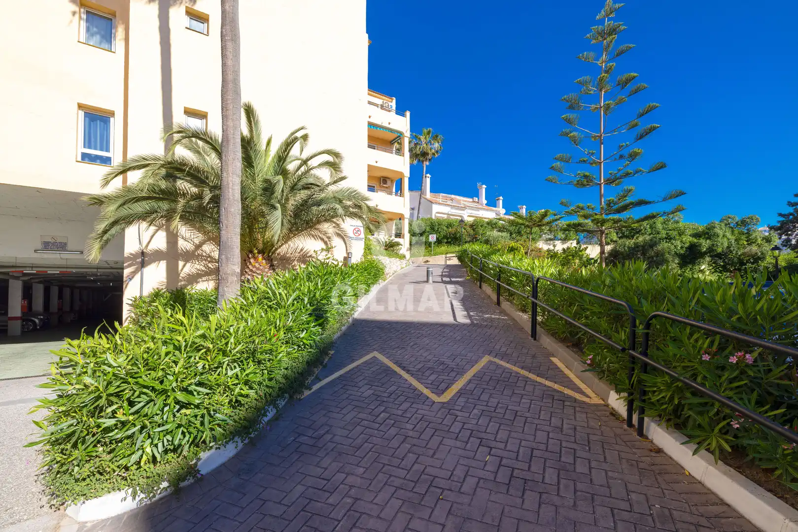 Außenansicht von Wohnung zum Verkauf in Benalmádena mit Heizung, Privatgarten und Abstellraum