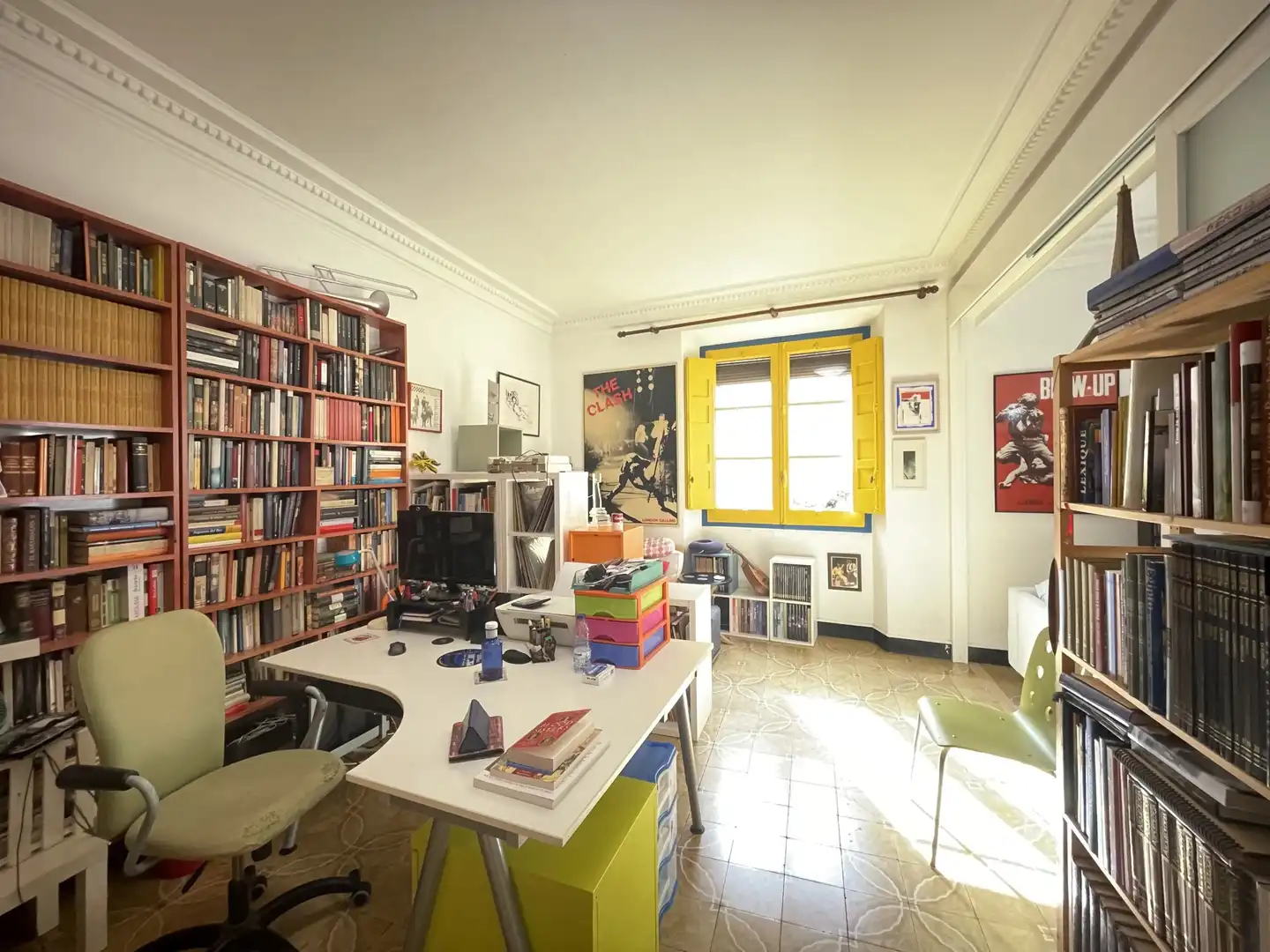 Living room of Flat for sale in Girona  with Heating, Furnished and Balcony