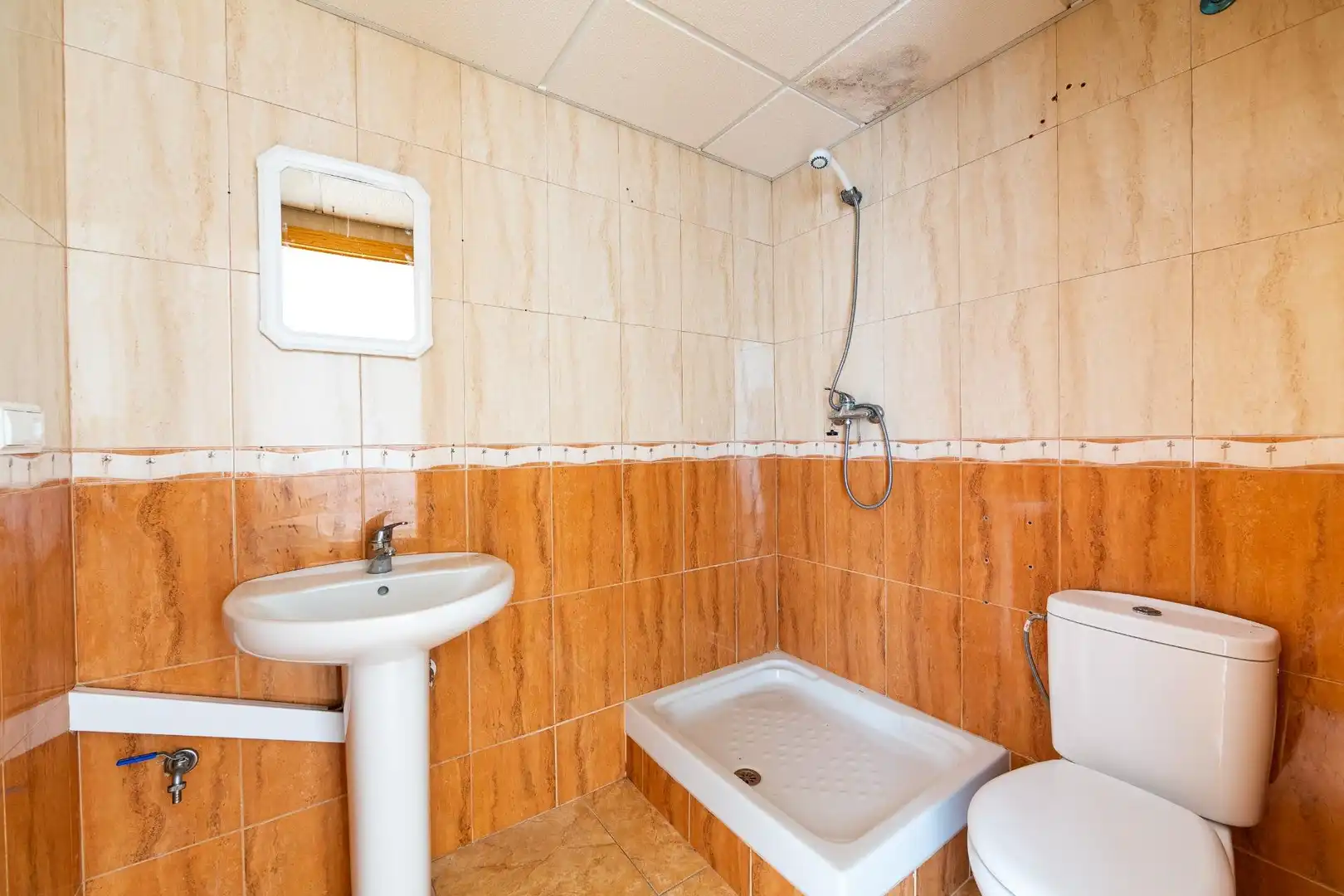 Badezimmer von Büro zur Miete in Vícar