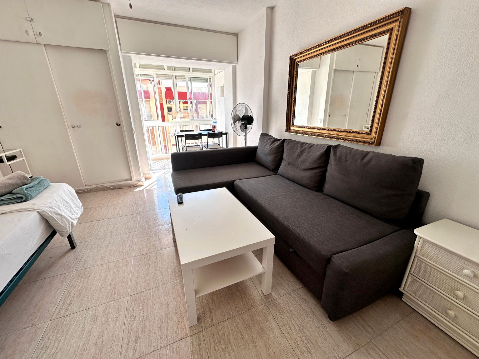 Sala d'estar de Estudi en venda en Benalmádena amb Terrassa, Moblat i Piscina comunitària