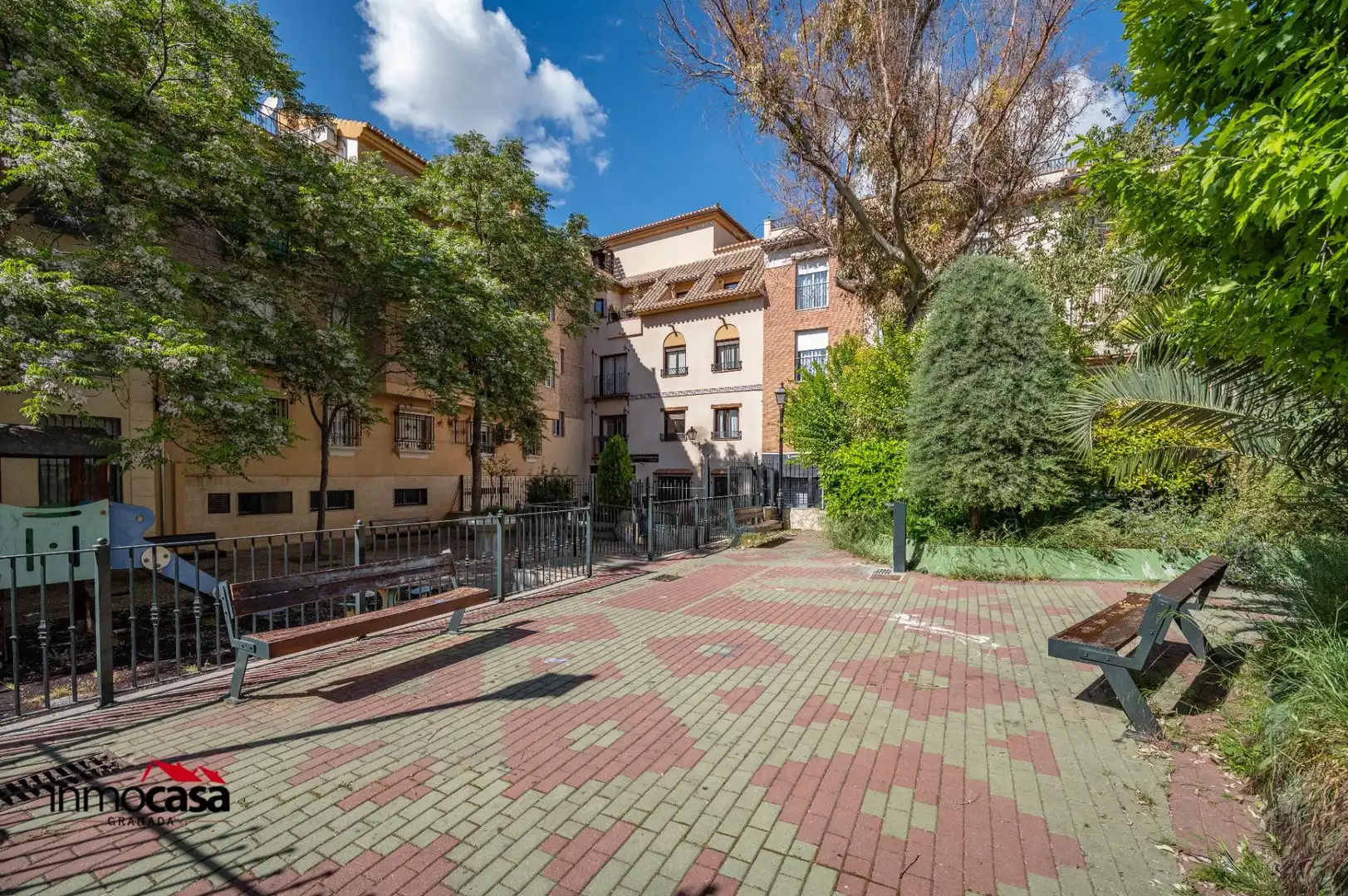 Vista exterior de Piso en venta en La Zubia con Calefacción