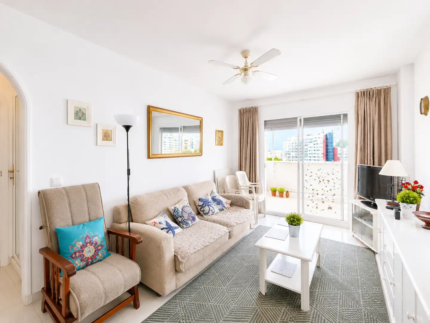 Sala d'estar de Apartament en venda en Benalmádena amb Terrassa, Moblat i Piscina comunitària