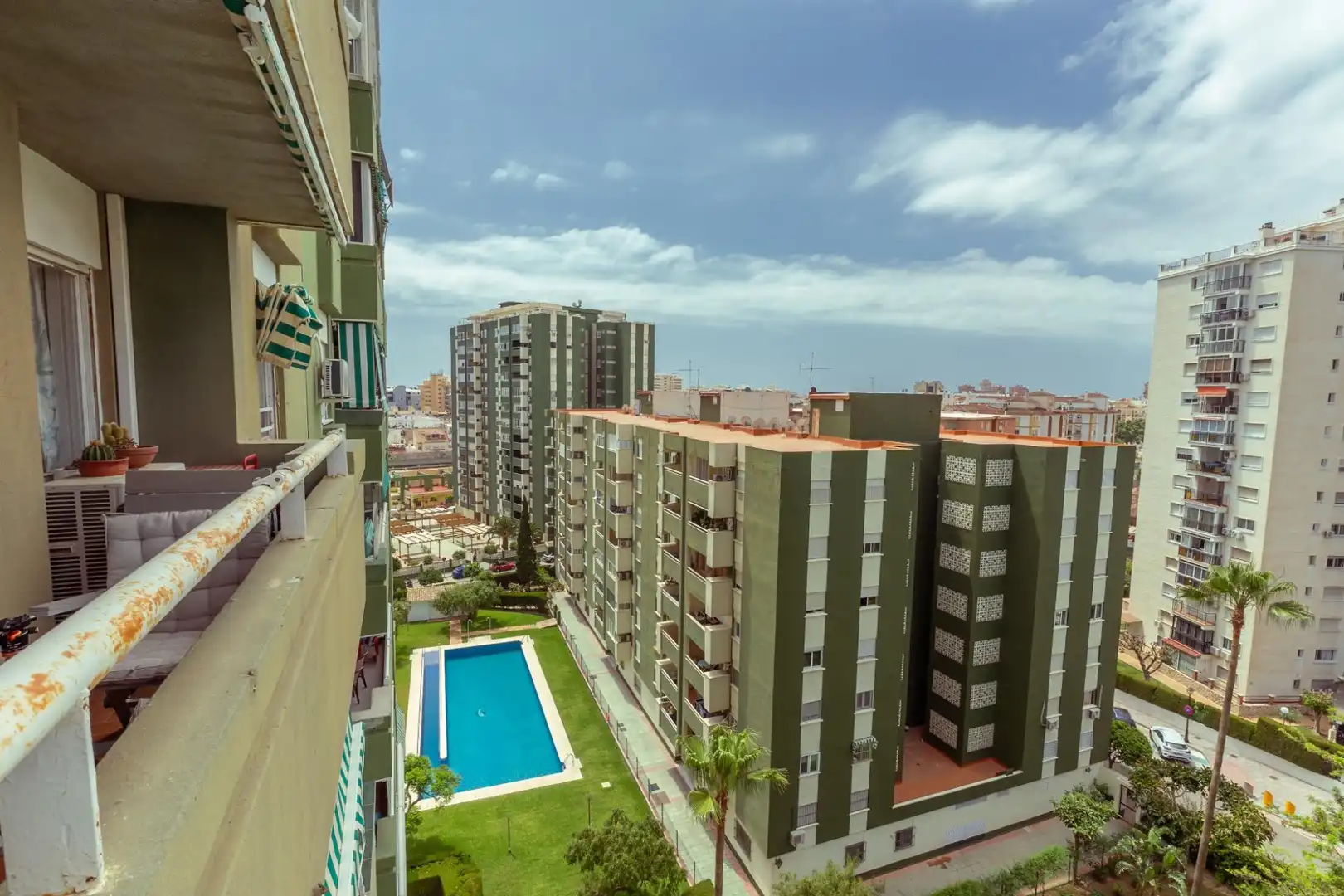 Außenansicht von Wohnung zum Verkauf in Fuengirola mit Klimaanlage, Heizung und Gemeinschaftspool