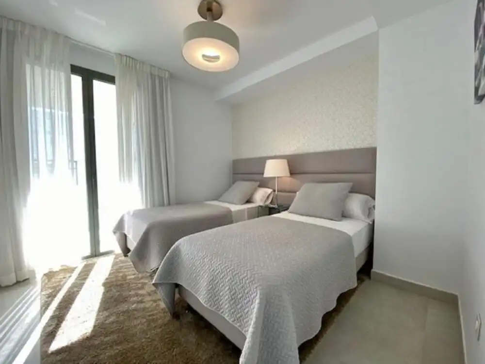 Dormitori de Casa o xalet de lloguer en Estepona amb Aire condicionat, Jardí privat i Terrassa