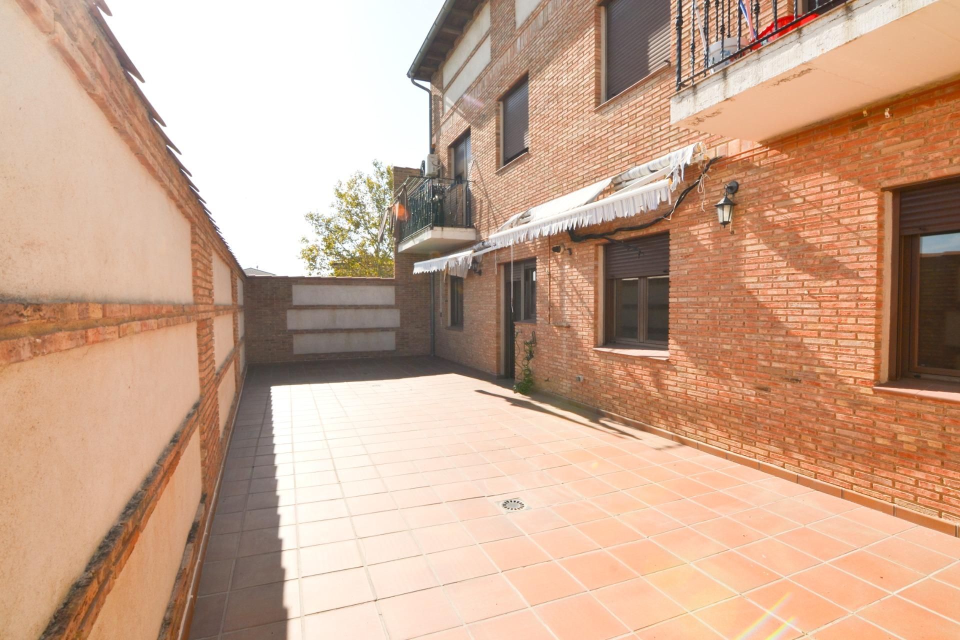 Jardí de Planta baixa en venda en Navalcarnero amb Calefacció, Terrassa i Traster