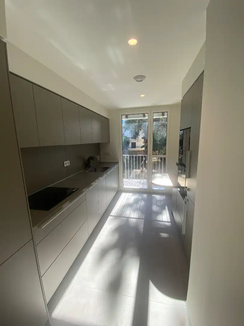 Piso de obra nueva con piscina en venta en Carrer d'Álvarez 25, imagen 2