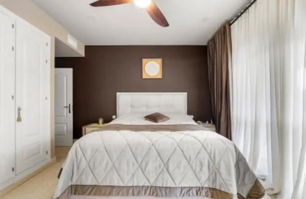 Schlafzimmer von Erdgeschoss zum Verkauf in Benahavís mit Klimaanlage, Terrasse und Abstellraum