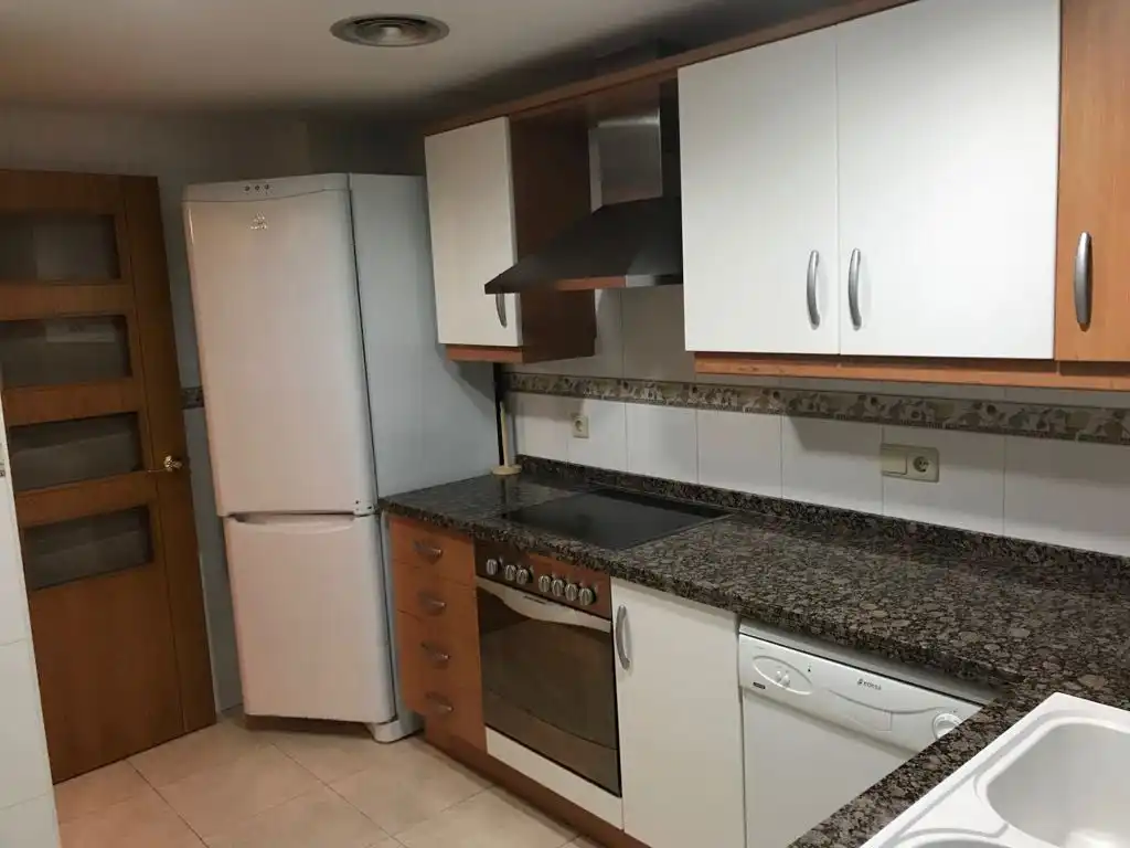 Cuina de Pis de lloguer en Valencia amb Aire condicionat, Calefacció i Moblat