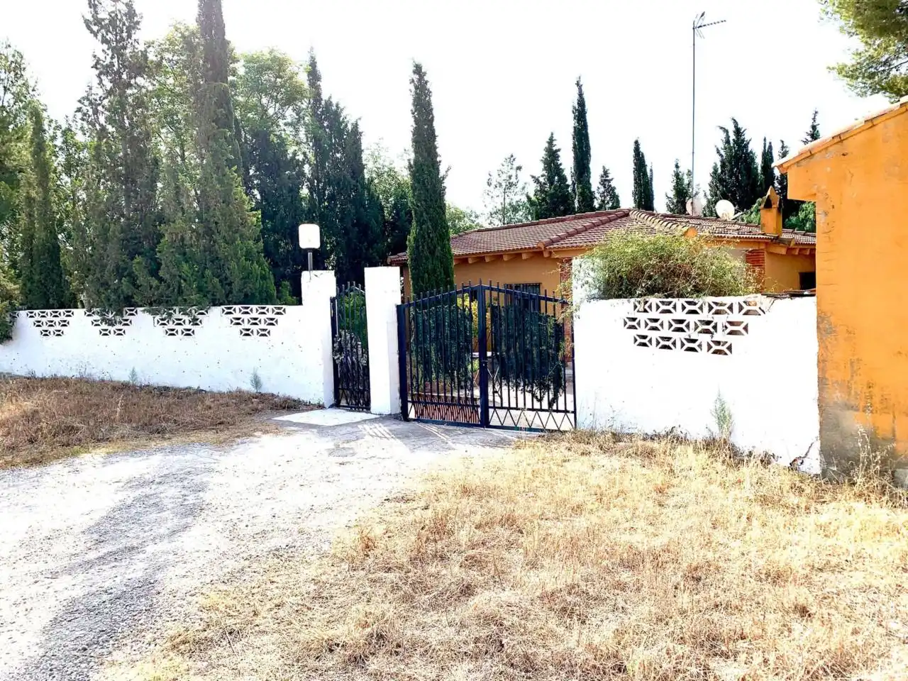 Vista exterior de Finca rústica en venda en Llíria amb Jardí privat, Terrassa i Piscina
