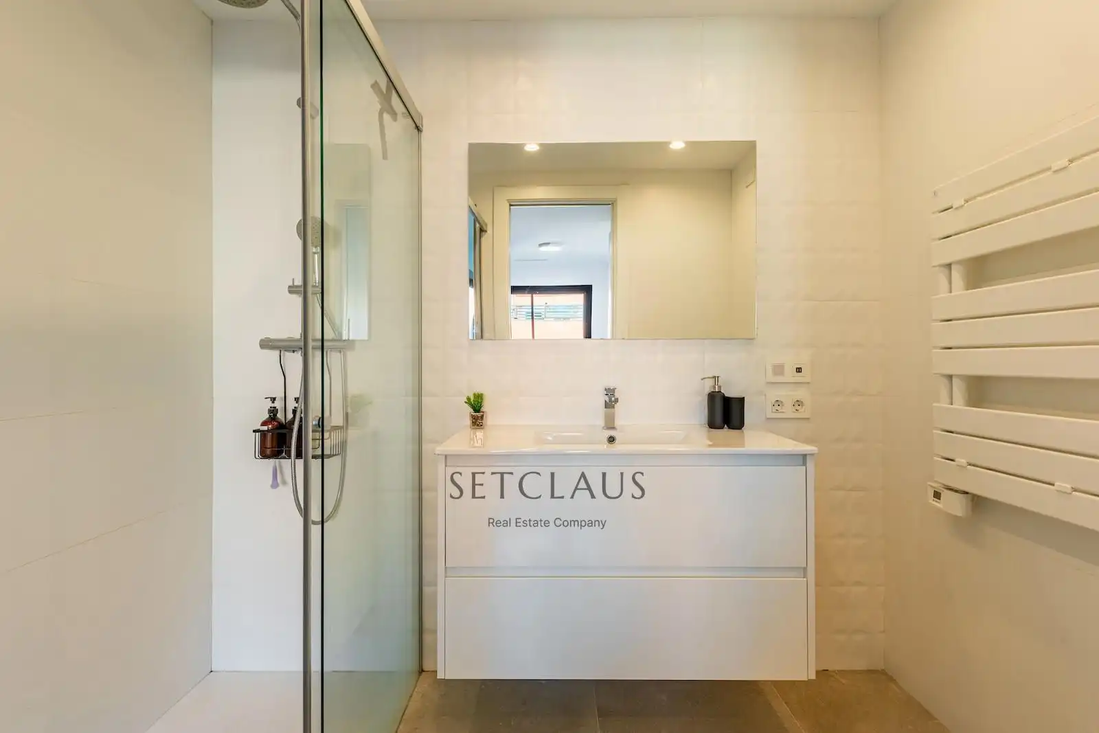 Bathroom of Flat for sale in El Masnou  with Air Conditioner, Heating and Terrace