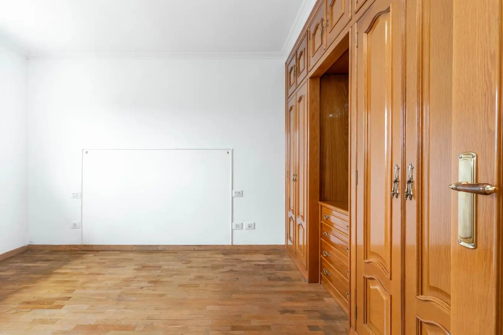 Dormitori de Casa o xalet en venda en Gijón  amb Calefacció, Jardí privat i Traster