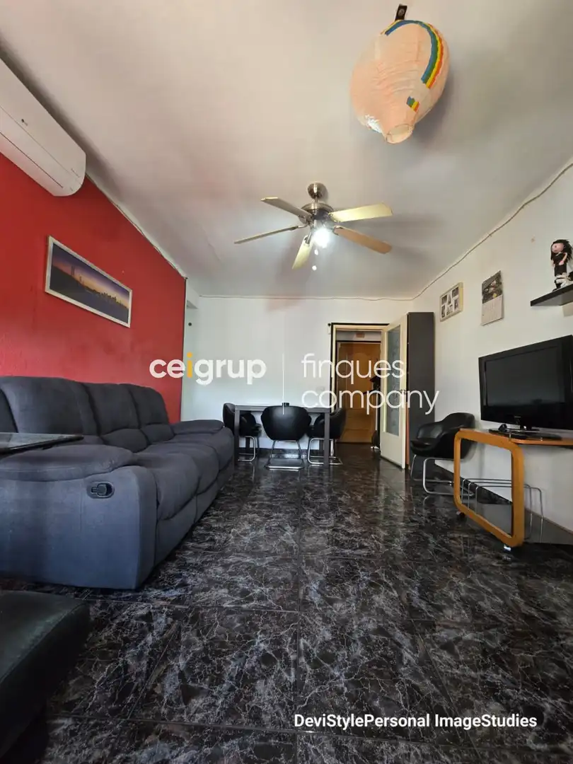 Living room of Flat for sale in Girona  with Heating and Furnished