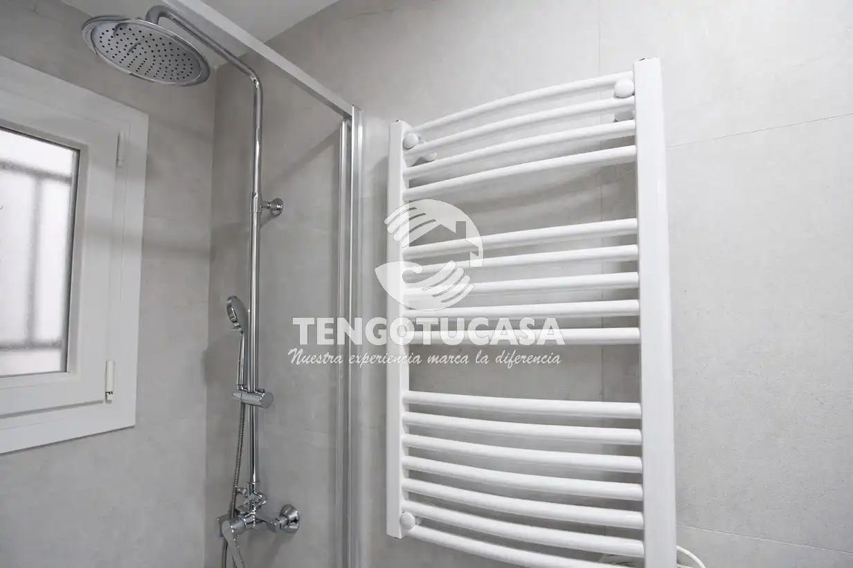 Baño de Piso de alquiler en Madrid con Calefacción, Horno y Lavadora