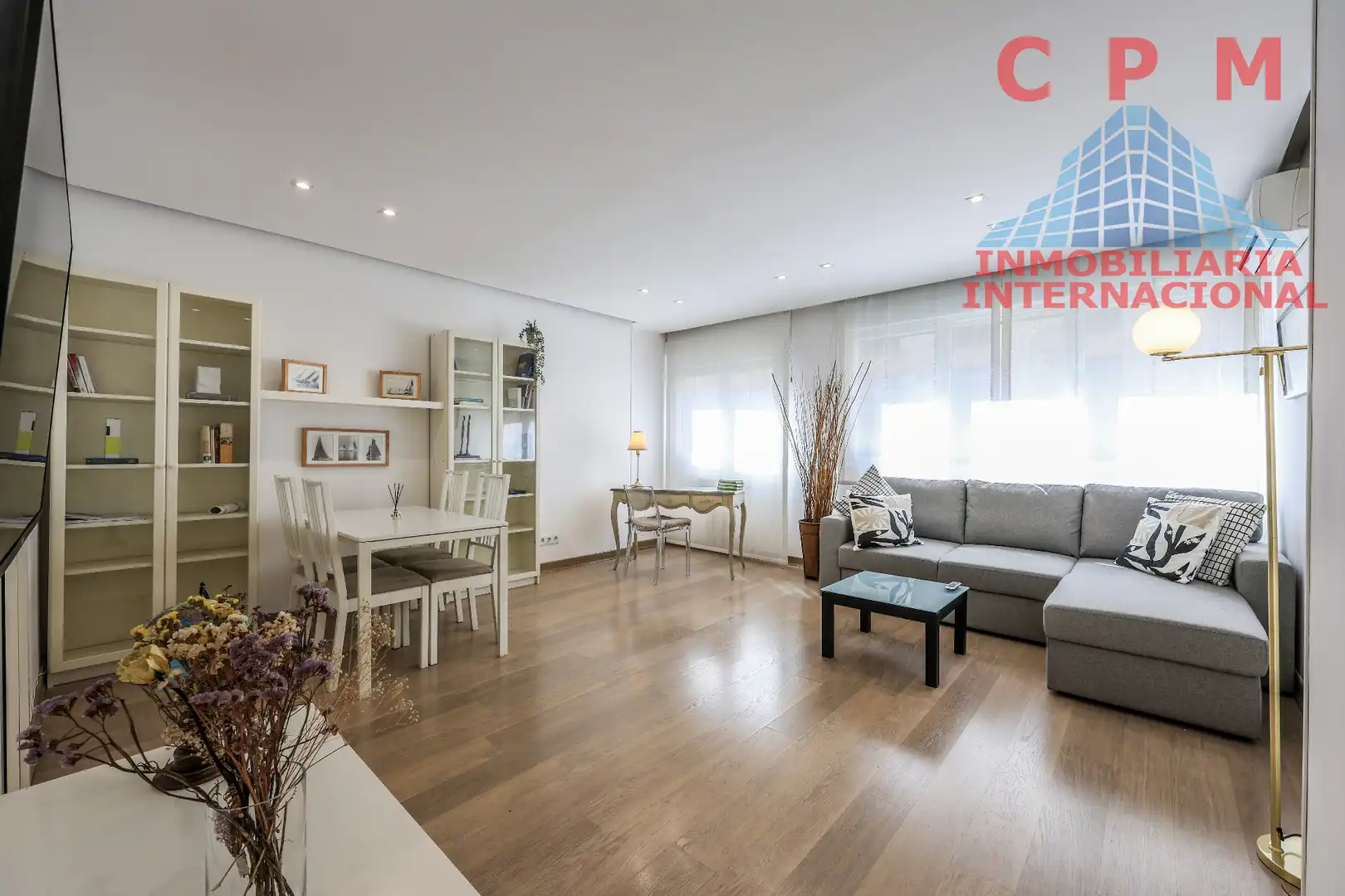 Living room of Flat for rent in Madrid  with Air Conditioner, Heating and Parquet flooring