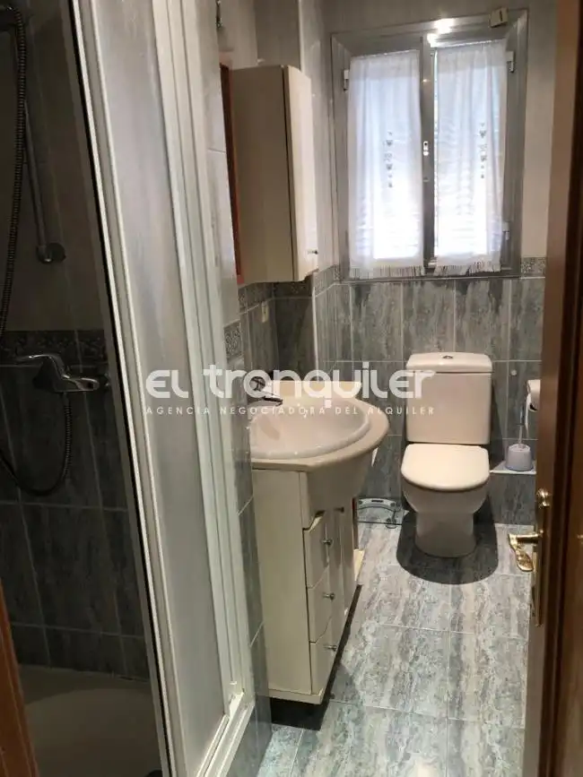 Bathroom of Flat for rent in Madrid  with Parquet flooring, Furnished and Washing machine