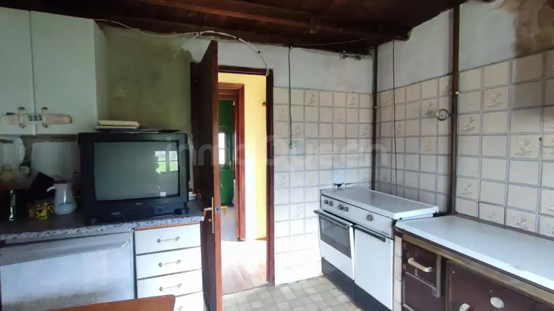 Cuina de Casa o xalet en venda en Belmonte de Miranda amb Jardí privat