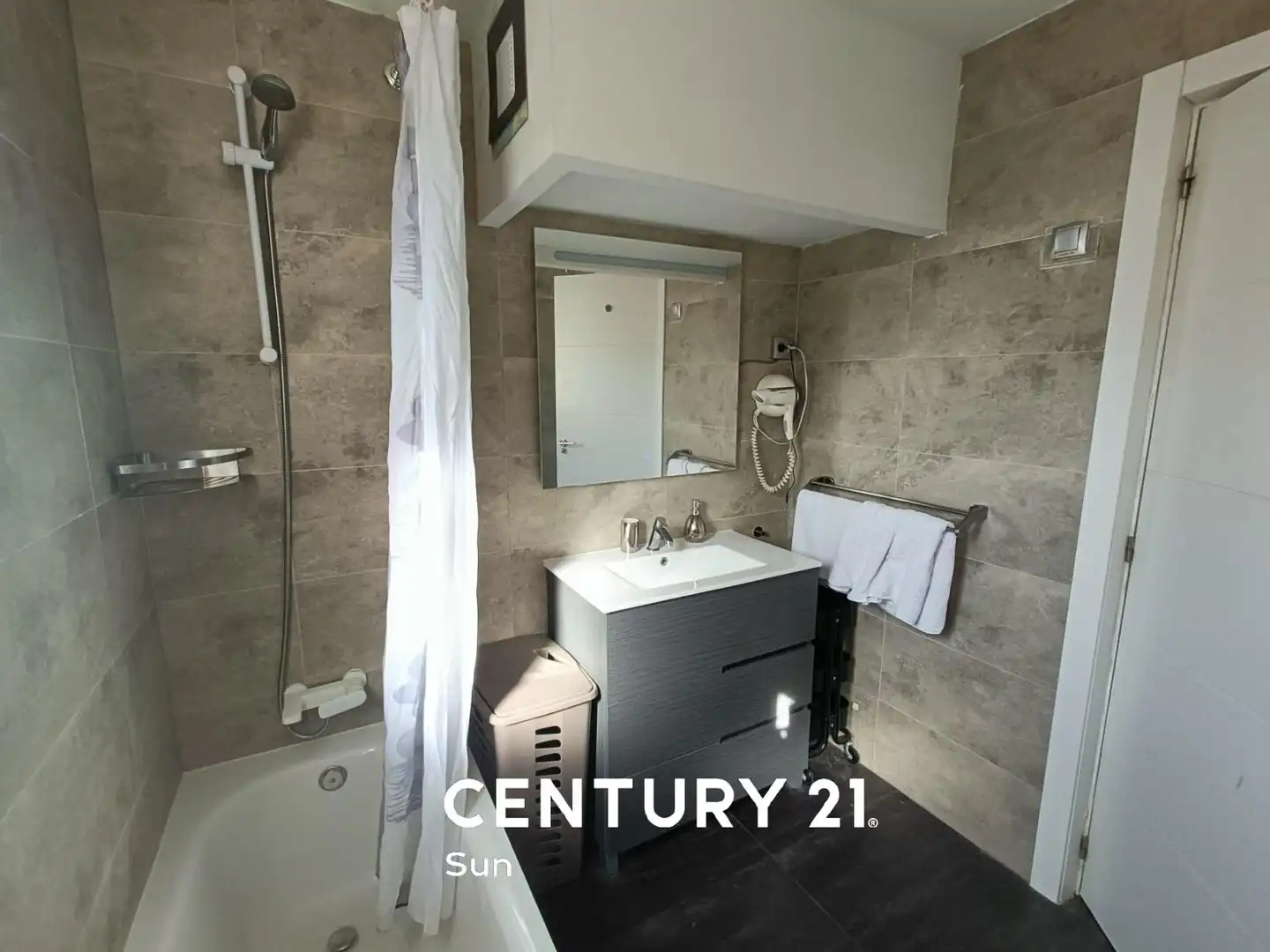 Baño de Piso de alquiler en Estepona con Terraza, Amueblado y Piscina comunitaria
