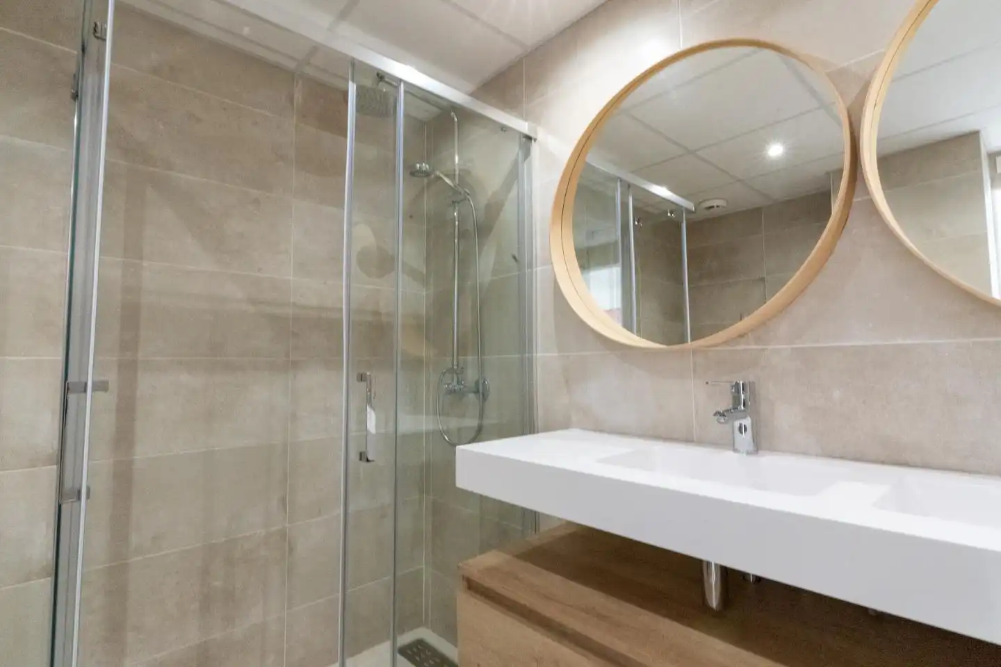 Badezimmer von Wohnung zum Verkauf in Santa Pola mit Klimaanlage, Heizung und Terrasse