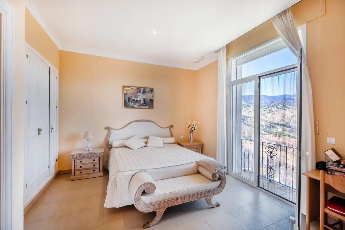 Habitación de Finca rústica en venta en Estepona con Aire acondicionado, Terraza y Trastero