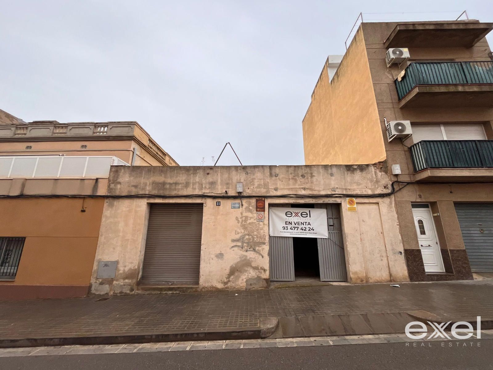 Vista exterior de Local en venda en Sant Boi de Llobregat