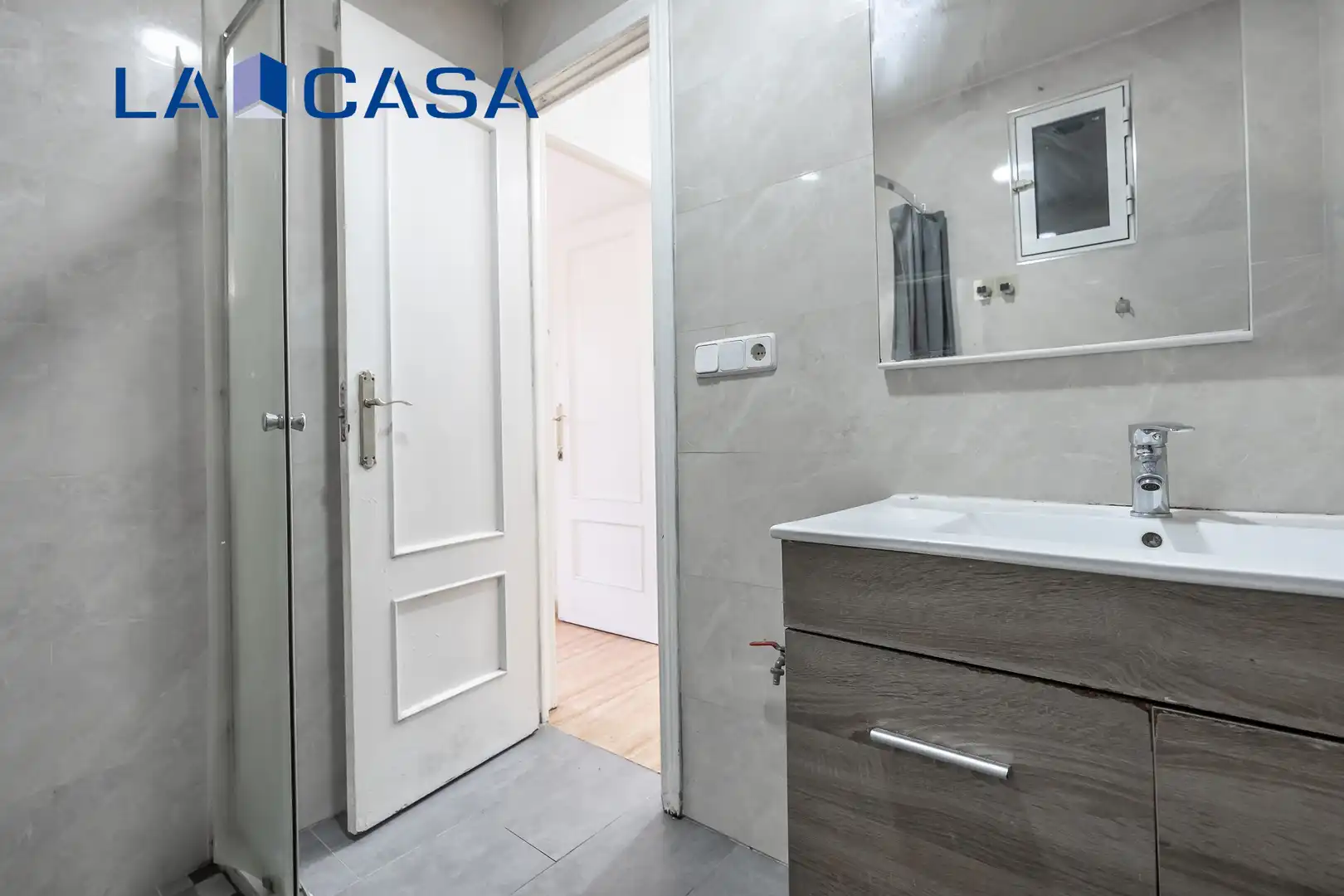 Bathroom of Flat for sale in Madrid